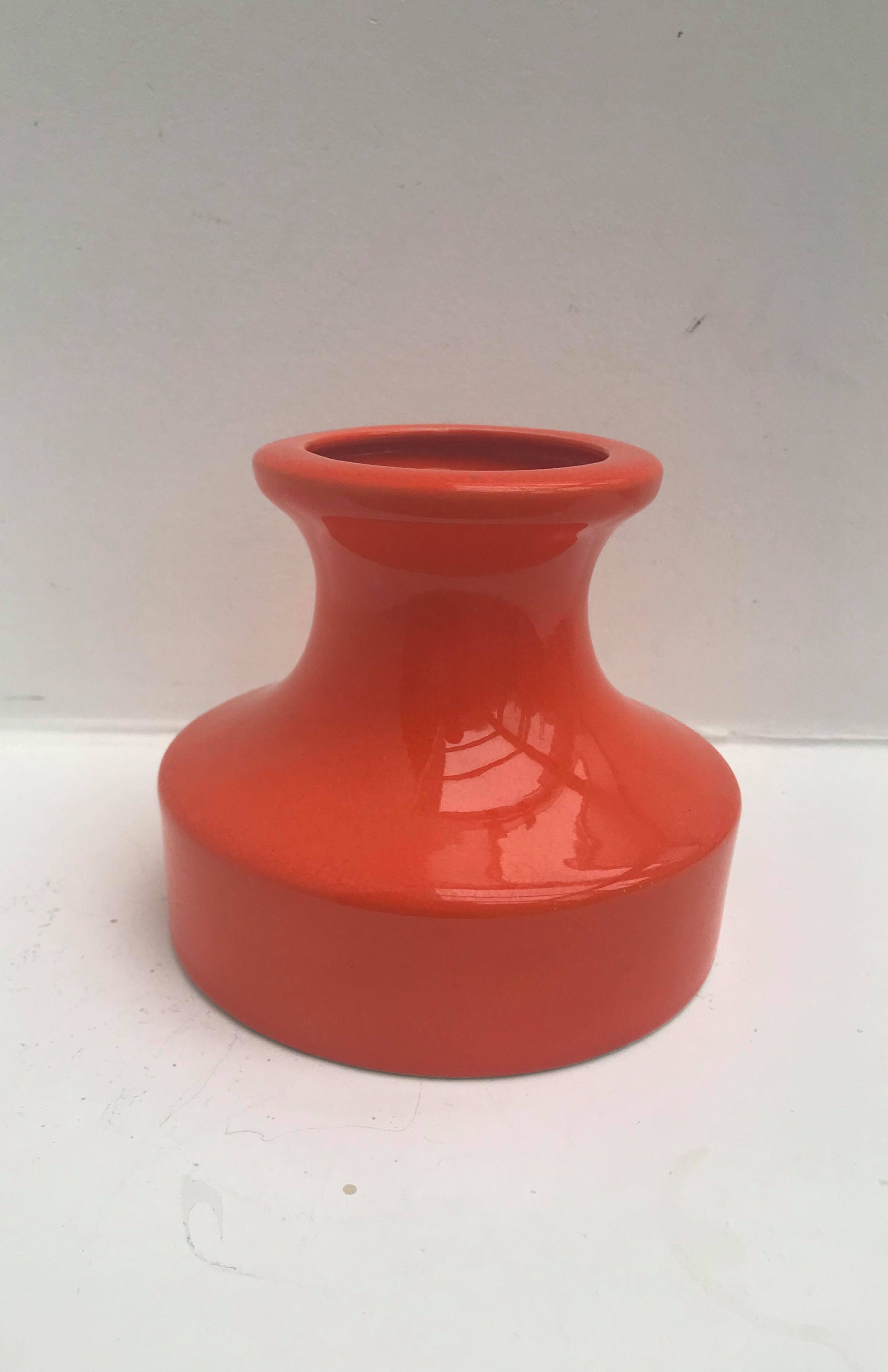 モダン陶器花瓶 オレンジ モダニストのオレンジ色の陶器の花瓶：ミッドセンチュリーのドイツ陶器