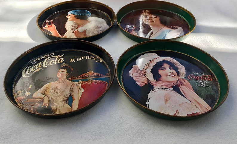 Plateaux metal rond set 4 Coca Cola publicités vintage 70s décor murale bar plateau service cadeau collectionneur coke illustration femmes image 10