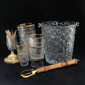 Set da bar francese vintage: bicchieri con bordo dorato, secchiello per il ghiaccio, morsetti in bambù