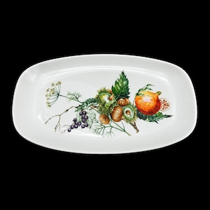 Peut inclure: Un plat de service ovale en céramique blanche orné d'une illustration botanique centrale. Le motif présente un groupe de châtaignes brunes, des feuilles vertes, des baies violet foncé, une grenade orange vif et des fleurs blanches.