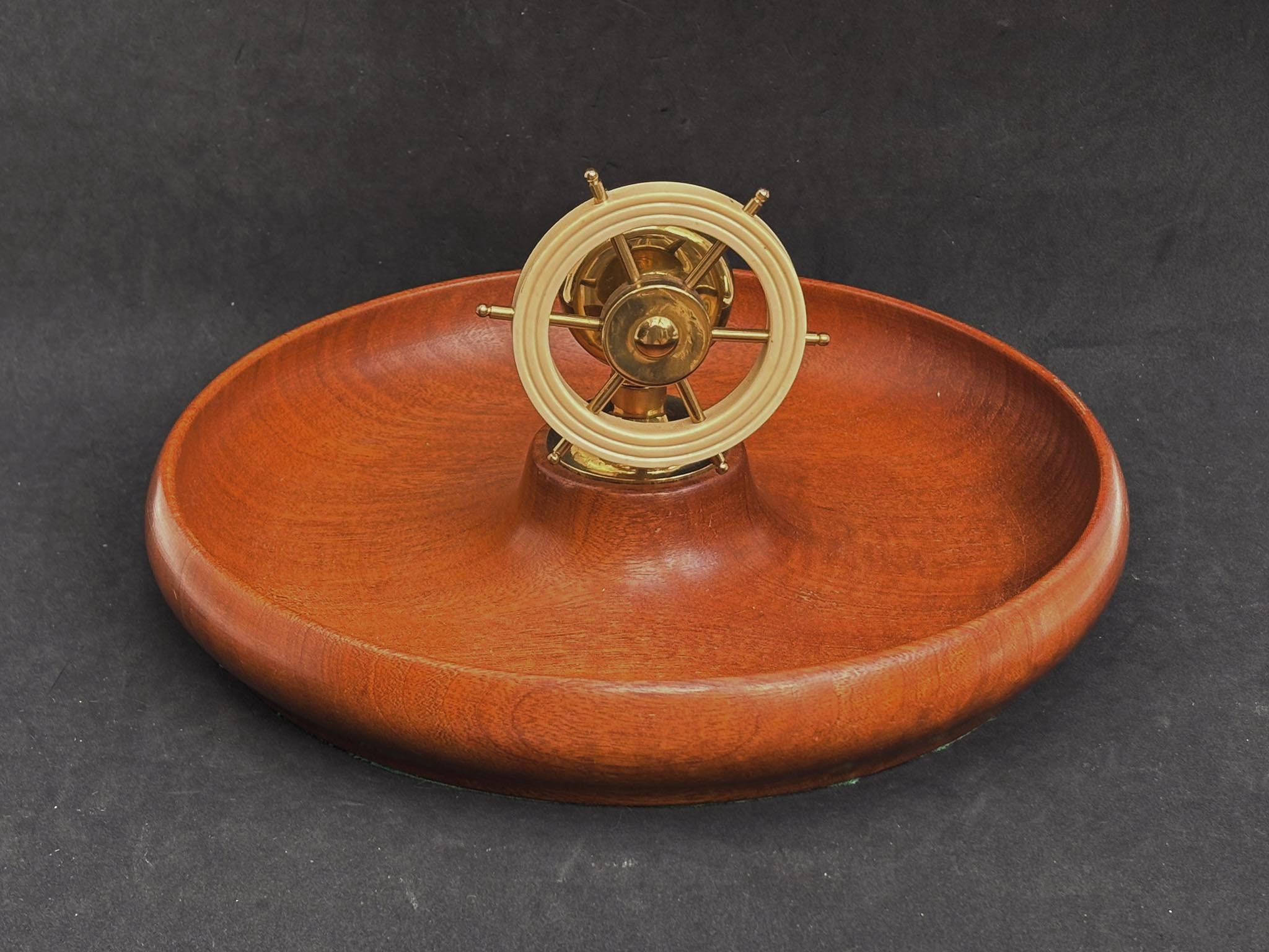 ヴィンテージの船の舵輪のくるみ割り人形：真鍮製の航海装飾、イギリス