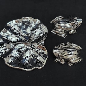 Salt and pepper shakers Frogs on lotus leaf Vintage metal Mid Century  table animal figurine wedding gift for her salt shaker