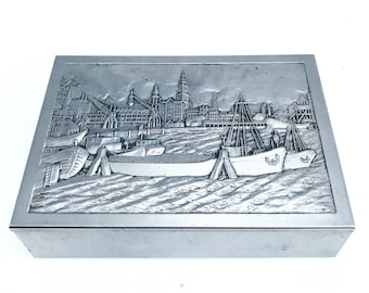 Vintage Trinket Box aus Holz: Geprägte Metall Hafenszene, Holland 1960er Jahre