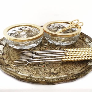 Peut inclure: Un ensemble de bols en verre à bordure dorée, un plateau doré et des fourchettes assorties. Les bols ont un motif en forme de diamant et sont parfaits pour servir des en-cas ou des amuse-gueules.