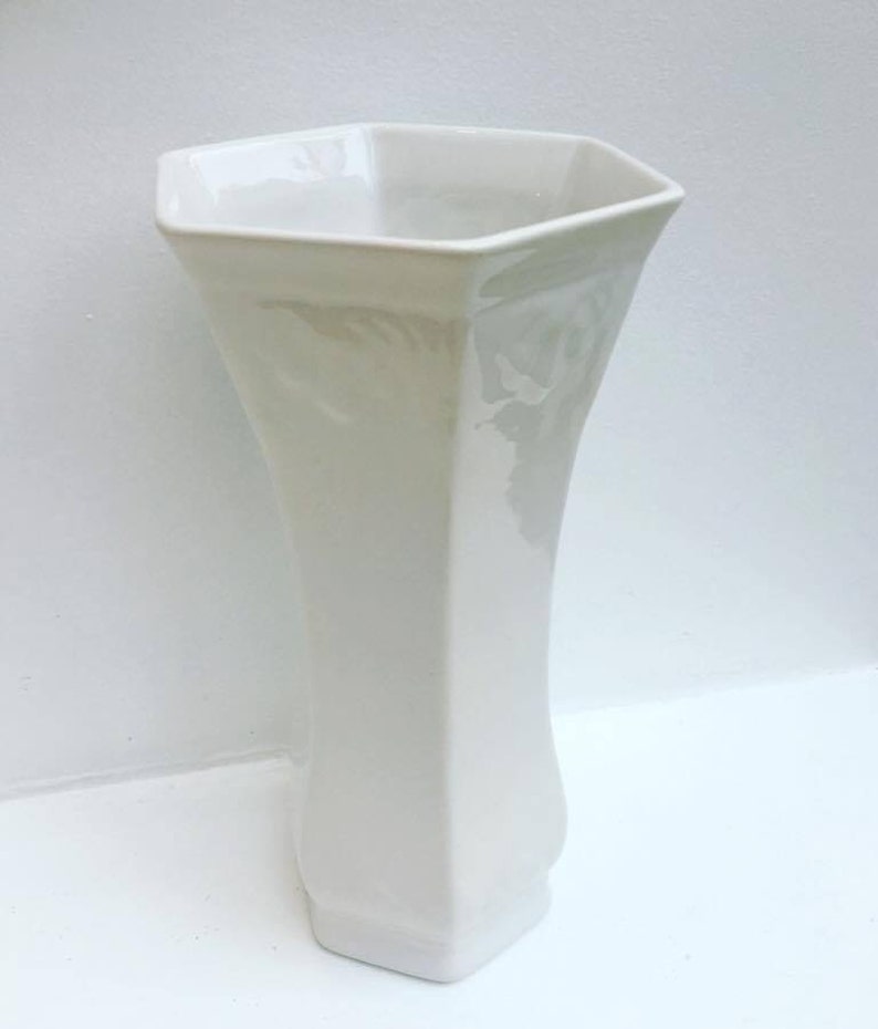 Boch La Louvière: Art-deco vase, white enamelled earthenware, relief decor, flowers motif, signed under Belgian earthenware base, European image 4