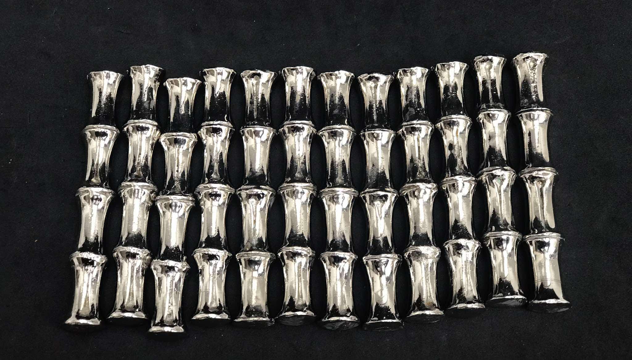 SÉRIE DE 6 porte - couteaux anciens en métal couleur argent. EUR 24,00 - FR