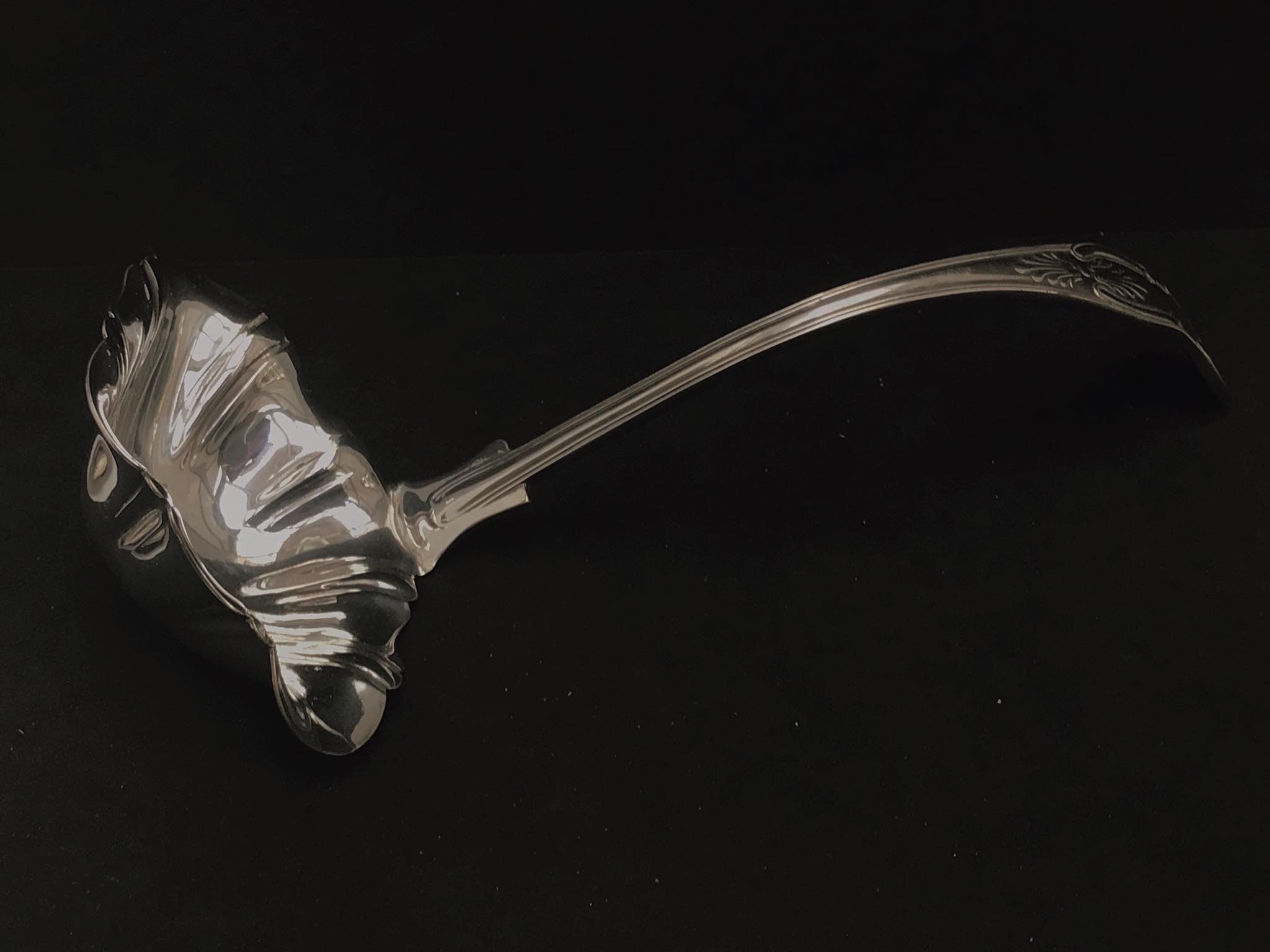 Louche en argent (poinçon Minerve), modèle à filet violoné monogrammé P.N. Poids : 264g. (chocs