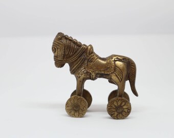 インド　寺院玩具　ヴィンテージ　馬　ウマ　動物　置物　真鍮　アンティーク アンティークな真鍮製の車輪付き馬のおもちゃ：ヴィンテージのインド
