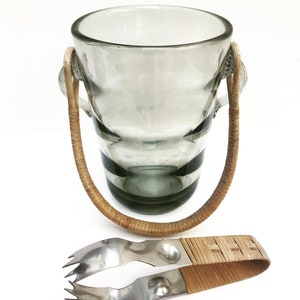 Holmegaard Glass Wiaderko na lód i szczypce rattanowe Jacob E Bang szkło dymione boho chic wystrój baru duński design szkło artystyczne dania bar z połowy wieku