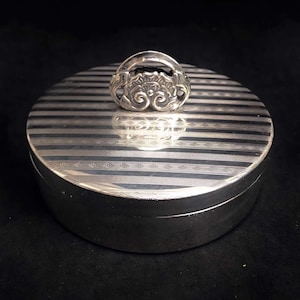 Boîte à bijoux Art nouveau en métal argenté : décor de vanité française