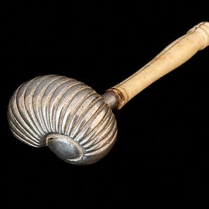 Antieke nautilus-suikerlepel – verzilverd met handvat van been, ca. 1905 (Edwardiaans tijdperk)