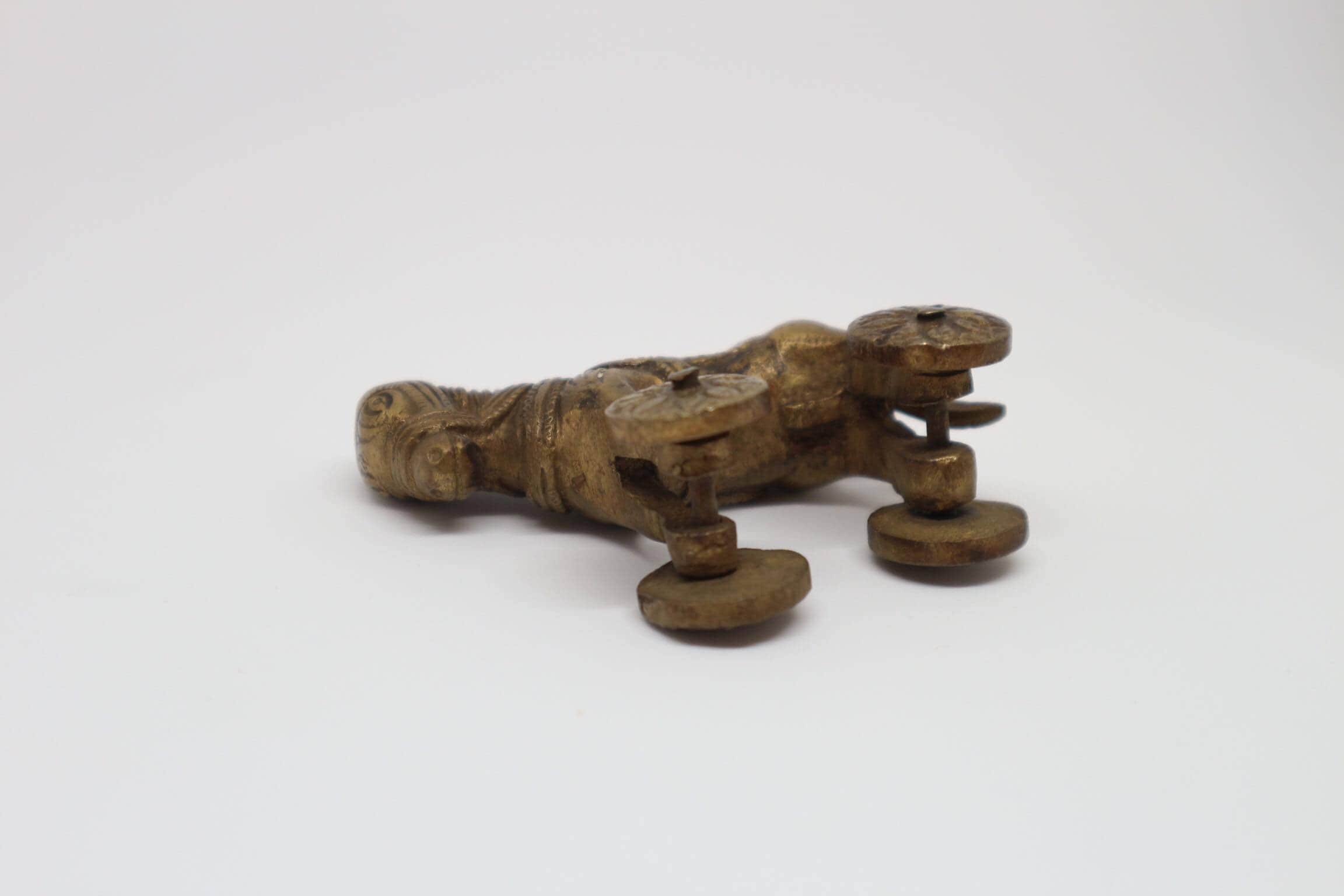 アンティークな真鍮製の車輪付き馬のおもちゃ：ヴィンテージのインド