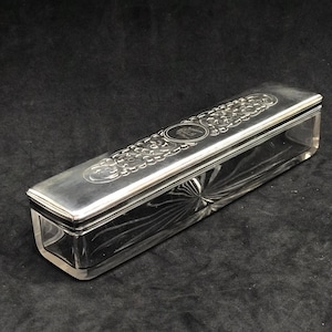 Caja para gemelos de cristal tallado victoriano: tapa plateada, decoración de tocador