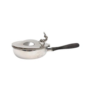 Peut inclure: Plat de service en argent avec un couvercle et une poignée en bois. Le couvercle est orné d'une nageoire de poisson décorative.