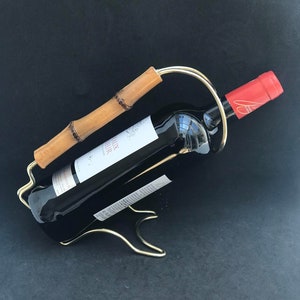 Stojak na wino, uchwyt na butelkę, stojak na wino, złoty lekki drut i bambus na uchwycie, wózek barowy z lat 70., styl Hollywood Regency, prezent dla niego