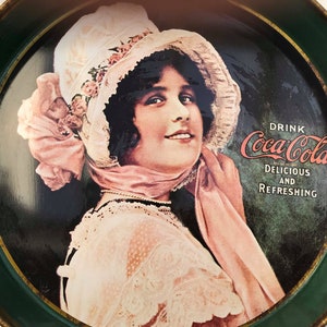 Plateaux metal rond set 4 Coca Cola publicités vintage 70s décor murale bar plateau service cadeau collectionneur coke illustration femmes image 5