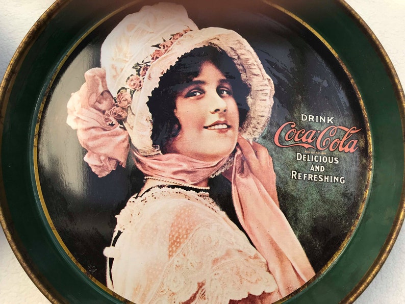 Plateaux metal rond set 4 Coca Cola publicités vintage 70s décor murale bar plateau service cadeau collectionneur coke illustration femmes image 5