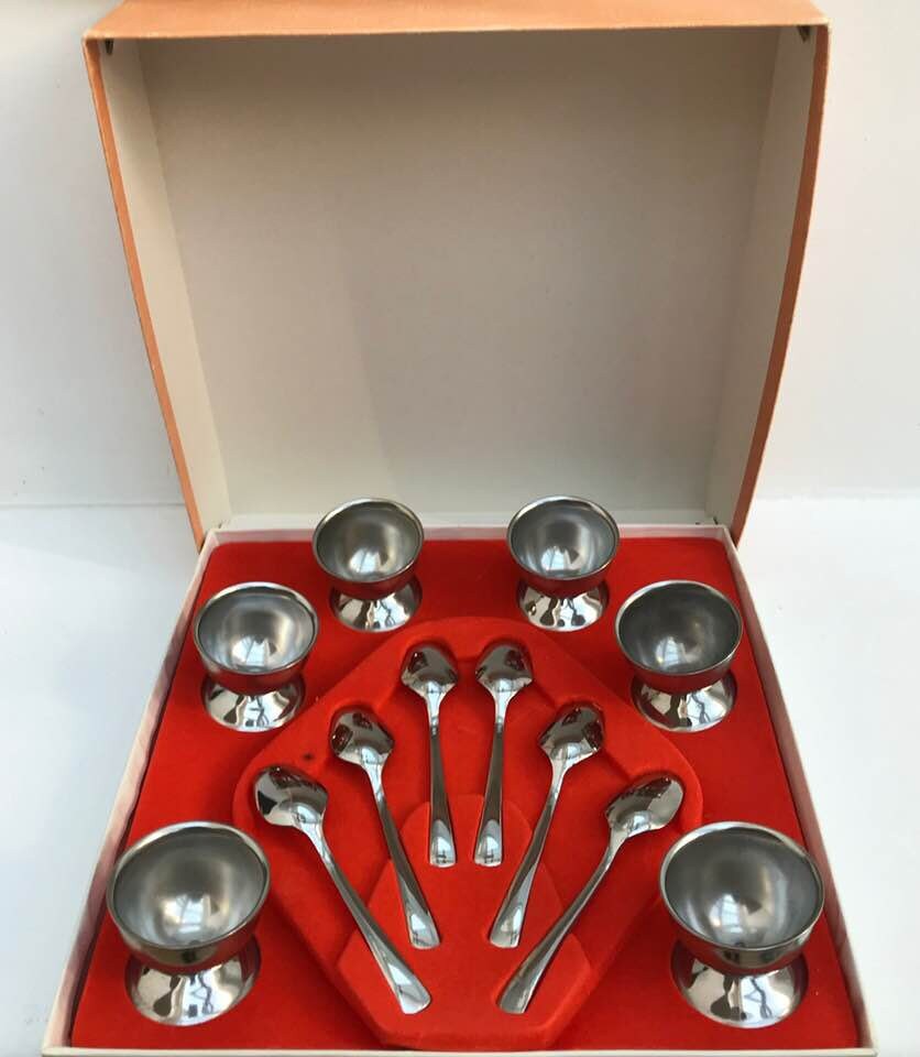LOT DE 16 coquetiers anciens vintage en porcelaine et faïence , parfait