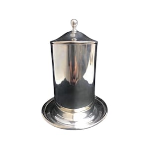 Peut inclure: Un récipient cylindrique en argent avec un couvercle et une base ronde. Le récipient a une surface lisse et polie et un design simple et élégant.