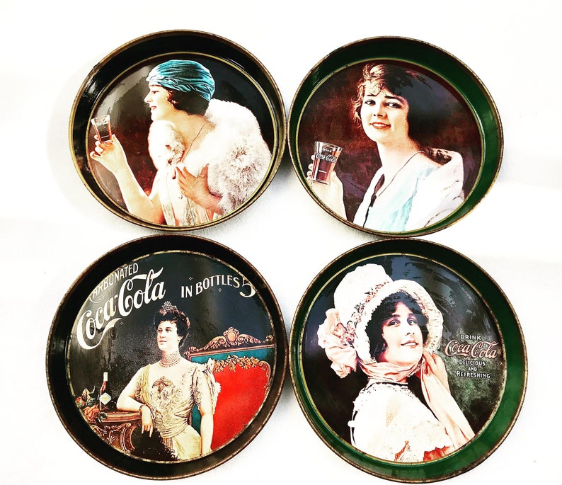 Plateaux metal rond set 4 Coca Cola publicités vintage 70s décor murale bar plateau service cadeau collectionneur coke illustration femmes image 1