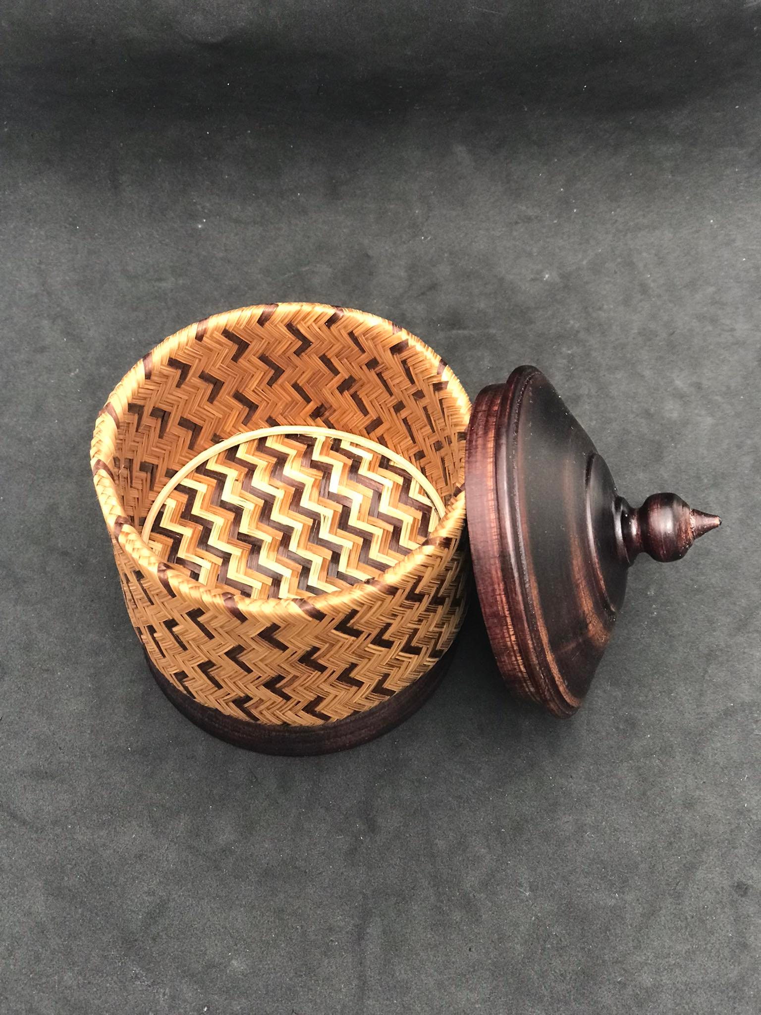 ヴィンテージのロンボク編み籠（木製蓋付き）：インドネシアの小物入れ