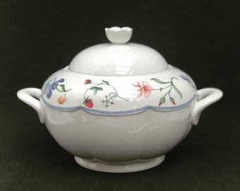 Peut inclure: Soupière en porcelaine blanche avec un couvercle et deux anses. La soupière est décorée d'un motif floral dans des tons de bleu, rose, vert et jaune.