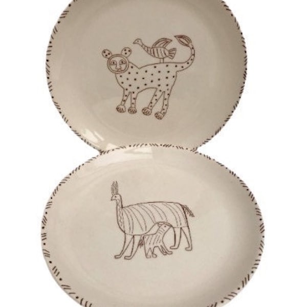 Paire de plats décoratifs d'animaux peints illustrations animaux décor naïf, lama guépard  décor naïf, art mural assiette enfant