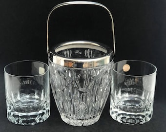 Conjunto de uísque de cristal alemão vintage: copos lapidados e balde de gelo com borda prateada.