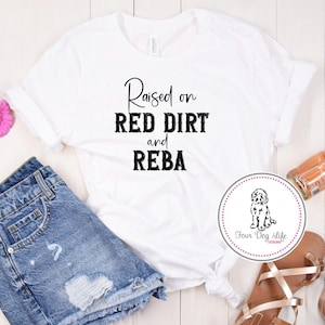 Country-Musik-Shirt, das auf roten Dirt Roads und Reba-T-Shirt angehoben wurde