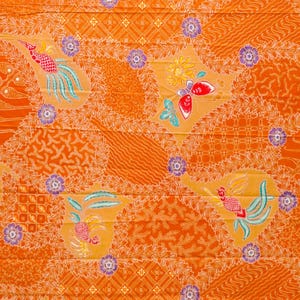 Handritad javanesisk batiksarong – livfull orange blommig vinranka bomullsjal