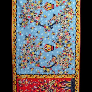 Peut inclure: Une tasse en céramique blanche avec une anse noire et le texte "But First, Coffee" dans un style manuscrit. La tasse est posée sur une surface blanche. La tasse mesure environ 10 cm de haut.