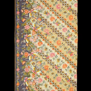 Könnte beinhalten: Rechteckiger Stoff mit floralem Muster. Das Design zeigt Blumen, Schmetterlinge und geometrische Formen in Gelb-, Orange-, Rosa- und Blautönen. Der Rand ist dunkelblau mit einem floralen Muster.