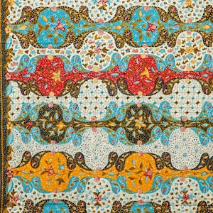 Op de afbeelding: Een witte keramische mok met een zwart handvat en de tekst "But First, Coffee" in een vetgedrukte, zwarte letter. De mok staat tegen een vage achtergrond, wat een gezellige setting suggereert.