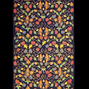 Może przedstawiać: Ciemnoniebieski materiał z żywym wzorem kwiatowym. Wzór przedstawia kolorowe kwiaty, liście i ptasie figury w odcieniach czerwieni, żółci, pomarańczy i niebieskiego. Złożony wzór jest osadzony na ciemnym tle.