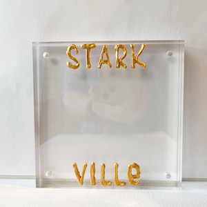 Maskotfotoram | klar akrylram med guldtext | ram med maskot | magnetisk ram | rebell | bulldogg | flytande ram