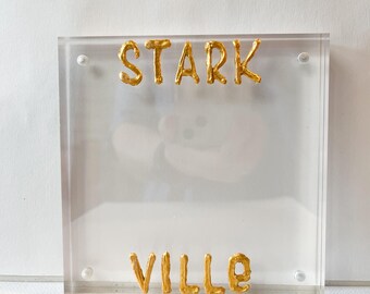 Fotolijst mascotte | doorzichtige acryllijst met gouden letters | lijst met mascotte | magnetische lijst | rebel | buldog | zwevend frame
