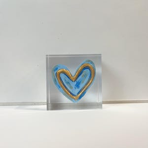 Blauw hart 2 x 2 in gestructureerd hart op helder acrylblok | blauw hart gouden hart | Valentijnsdag | valentijnsdecoratie | cadeau-idee | hartkunst