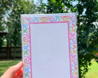 Gepersonaliseerde kleurrijke notitiekaarten met strik | aangepast briefpapier | strikken | regenboog | leuke kleuren | persoonlijk briefpapier | cadeau-idee