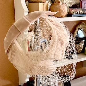 Vintage Pill Box hat in a cream color.