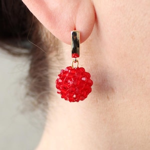 Rote Kristallkugeln Tropfen Ohrringe, glänzende helle Rubin Bicone Ohrringe, Perlen kleine Kristallglas baumeln Runde rote Bon Bon Englisch Lock Ohrringe