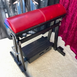 stimmungsvolle Bank, The Beast mit Zahnradkiste