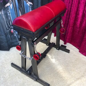 Sitzbank andeutend, The Beast mit Manschettengarnitur