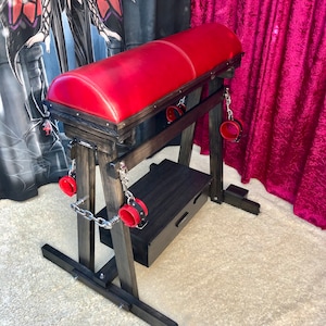 Sitzbank andeutend, The Beast mit Zahnradkoffer und Manschettengarnitur