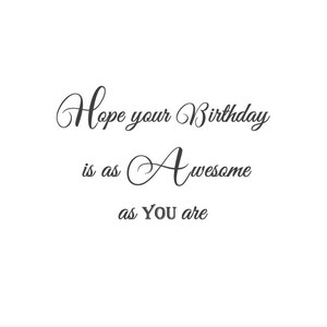 Op de afbeelding: Een witte wenskaart met donkergrijze tekst die luidt Hope your Birthday is as Awesome as YOU are. De woorden Hope, your, Birthday, is, as en wesome staan in een cursief lettertype, terwijl het woord Awesome een grote hoofdletter A bevat.