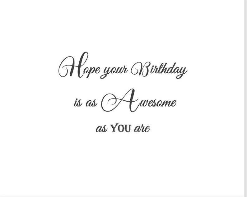 Op de afbeelding: Een witte wenskaart met donkergrijze tekst die luidt Hope your Birthday is as Awesome as YOU are. De woorden Hope, your, Birthday, is, as en wesome staan in een cursief lettertype, terwijl het woord Awesome een grote hoofdletter A bevat.