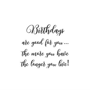 Op de afbeelding: Een wit rechthoekig bord met zwarte cursieve tekst die luidt: Birthdays are good for you... the more you have the longer you live! De tekst is gecentreerd en geschreven in een decoratief scriptlettertype op een effen witte achtergrond.
