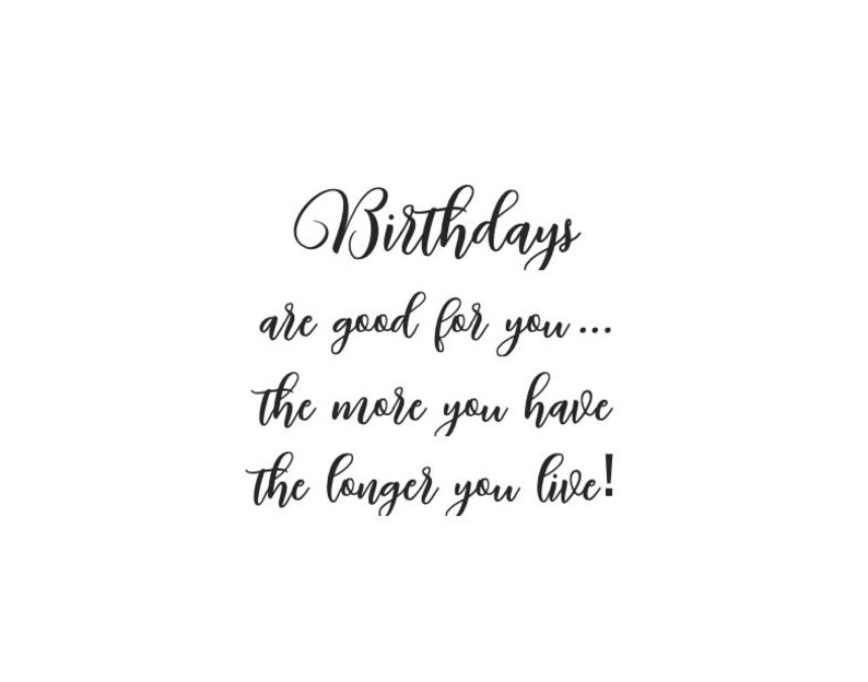 Op de afbeelding: Een wit rechthoekig bord met zwarte cursieve tekst die luidt: Birthdays are good for you... the more you have the longer you live! De tekst is gecentreerd en geschreven in een decoratief scriptlettertype op een effen witte achtergrond.