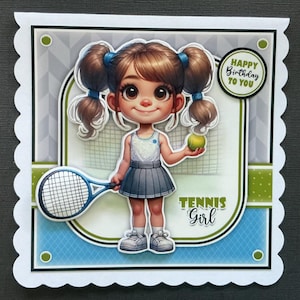 Op de afbeelding: Een verjaardagskaart met een cartoonmeisje dat een tennisracket en een bal vasthoudt. De kaart heeft een blauwe en groene achtergrond met de tekst "Happy Birthday to You" en "Tennis Girl".