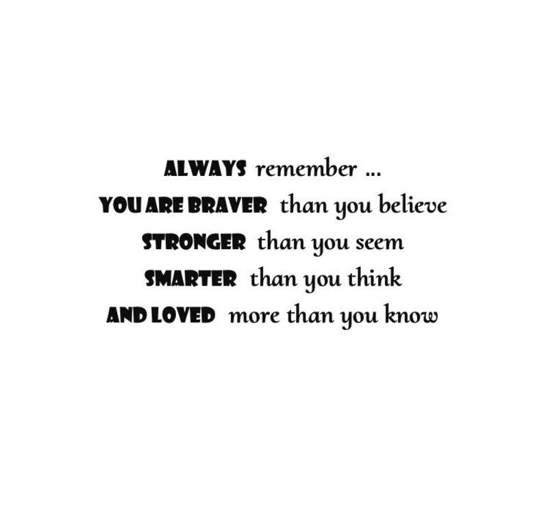 Op de afbeelding: Een zwarte muursticker met de tekst: ALWAYS remember ... YOU ARE BRAVER than you believe STRONGER than you seem SMARTER than you think AND LOVED more than you know. De woorden zijn gerangschikt in vijf regels met een mix van vetgedrukte en normale lettertypes.