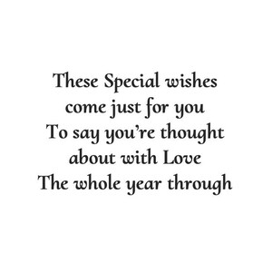 Op de afbeelding: Een witte kaart met zwarte tekst die luidt: These Special wishes come just for you, To say you're thought about with Love, The whole year through. De belettering wordt gepresenteerd in een duidelijk schreeflettertype gecentreerd op de witte achtergrond.